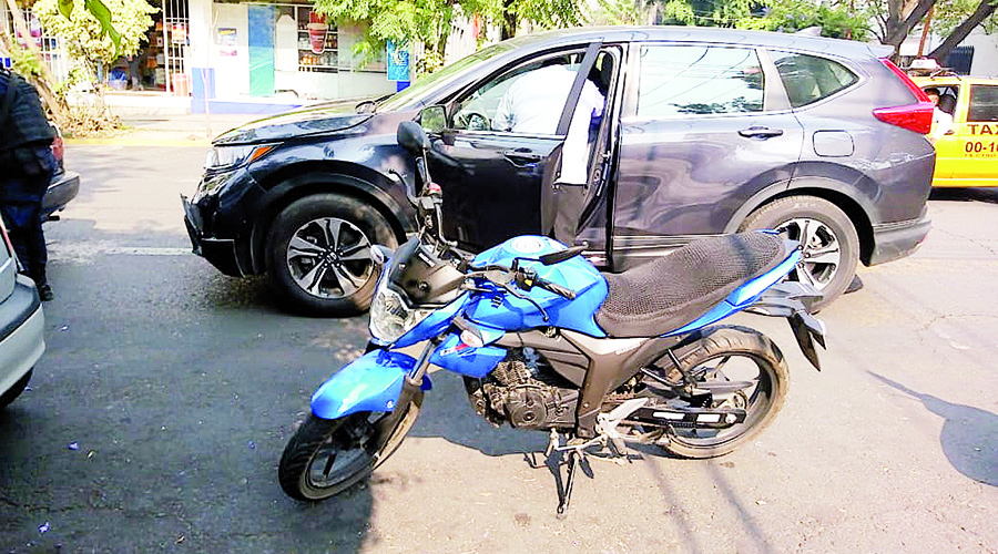 Chofer de funcionaria federal atropella a motociclista en Oaxaca | El Imparcial de Oaxaca