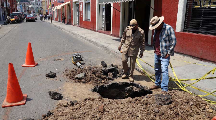 Exigen atender baches y socavones en las calles de Oaxaca