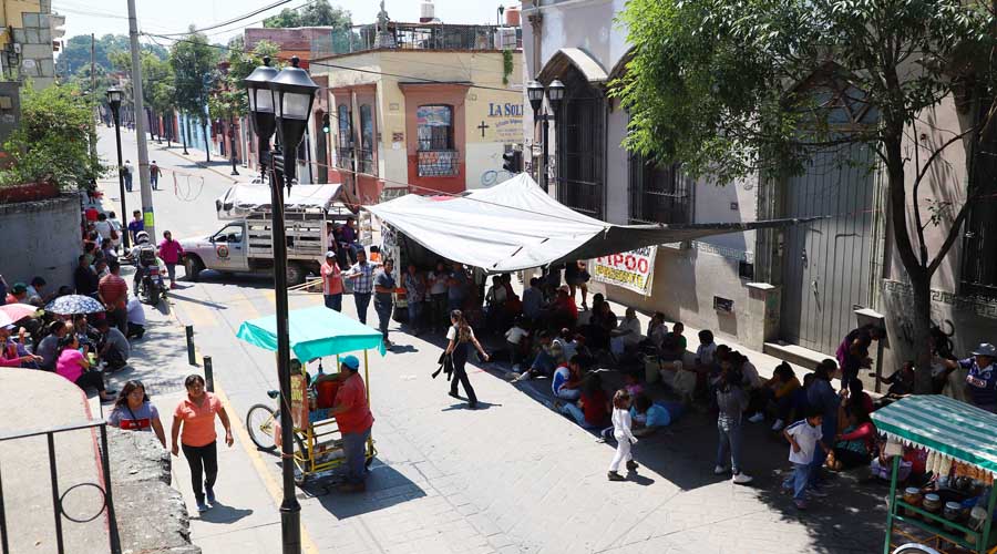 Con bloqueo, exigen obras en calles céntricas de Oaxaca | El Imparcial de Oaxaca