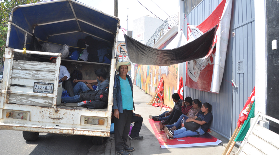 Instalan plantón  en el INPI por la falta de apoyos | El Imparcial de Oaxaca