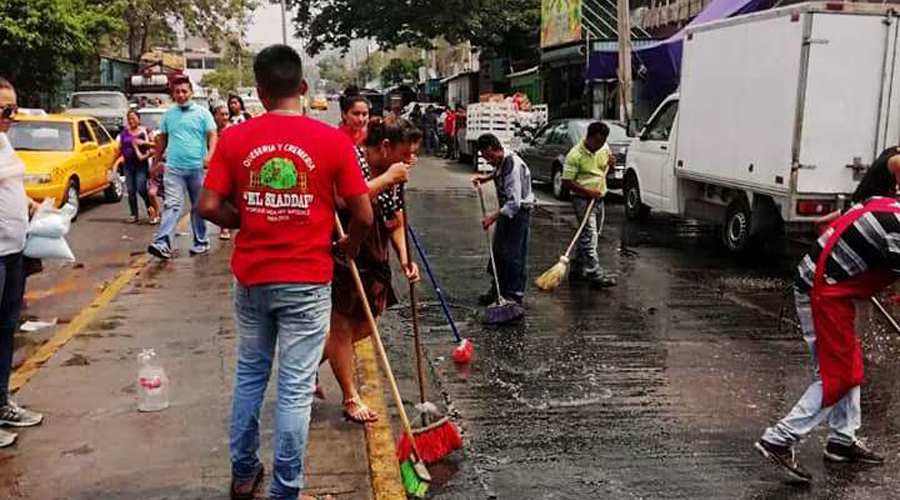 Limpian comerciantes las calles céntricas de Salina Cruz