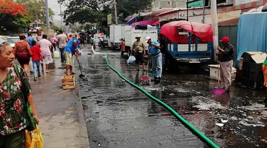 Limpian comerciantes las calles céntricas de Salina Cruz