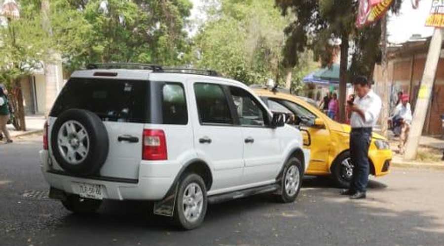 Chocan dos vehículos en la colonia Reforma | El Imparcial de Oaxaca