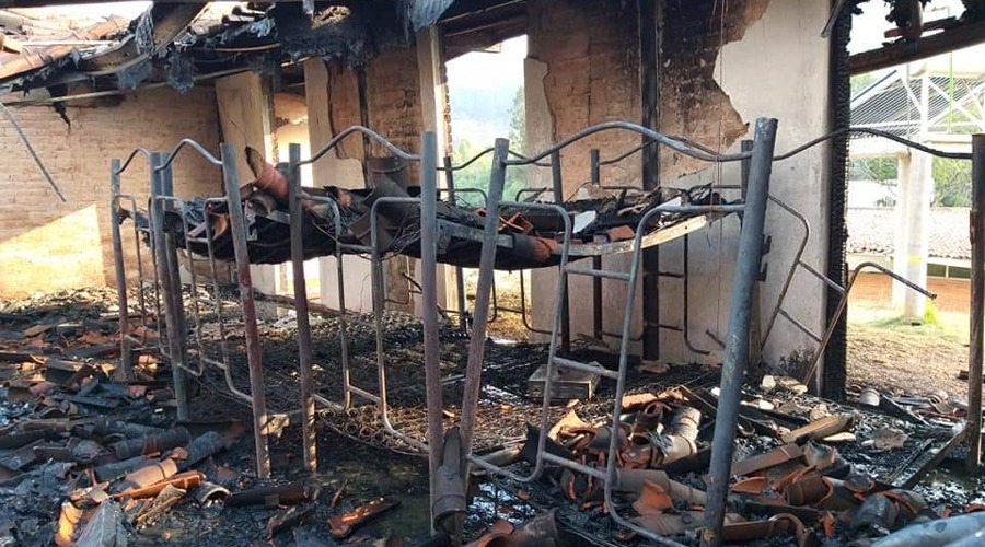 Niños de Santiago Yosondúa pierden todo a causa de incendio