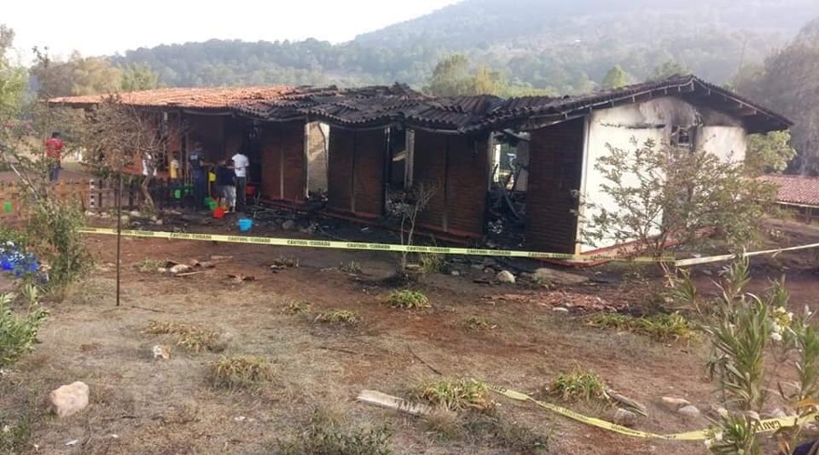 Niños de Santiago Yosondúa pierden todo a causa de incendio