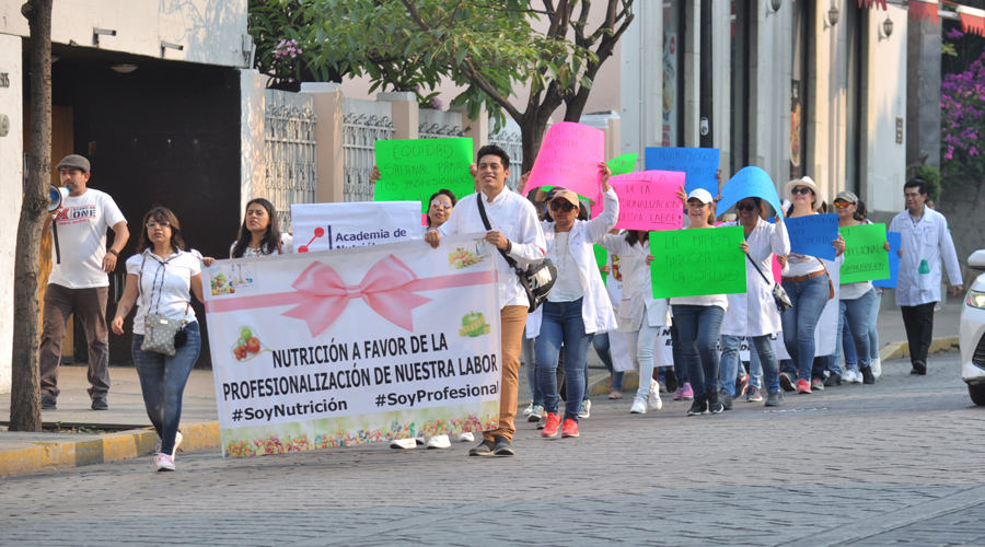 Marchan nutriólogos para exigir salario digno y justo en Oaxaca | El Imparcial de Oaxaca