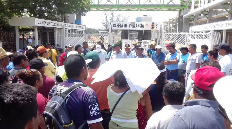 Pescadores de Salina Cruz exigen a  Pemex indemnización