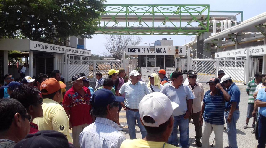 Pescadores de Salina Cruz exigen a  Pemex indemnización