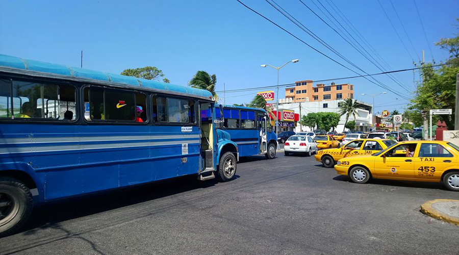 Piden frenar la circulación de taxis irregulares en Salina Cruz