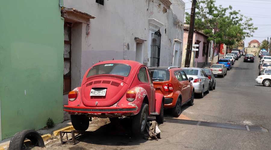Piden retirar autos  “chatarra” en calles de Oaxaca