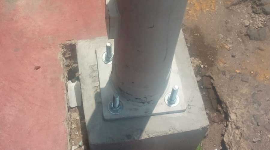 Preocupa mala  colocación de postes  en centro de Huajuapan de León