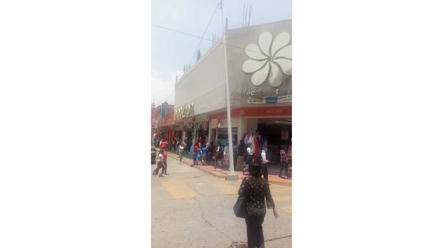 Preocupa mala  colocación de postes  en centro de Huajuapan de León