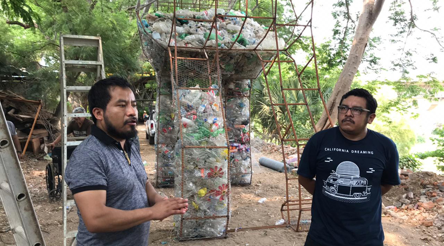 Presentan en Juchitán, escultura contenedora de PET
