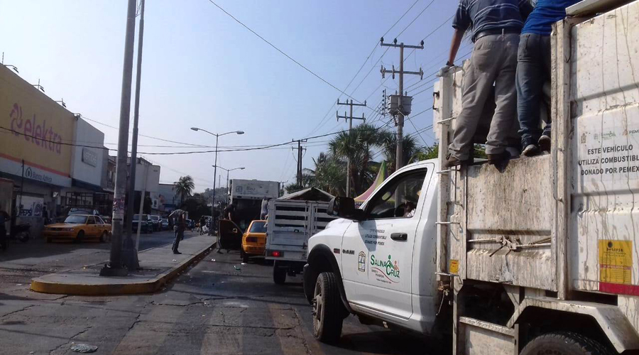 Recolectan trabajadores el muladar que dejaron en calles de Salina Cruz