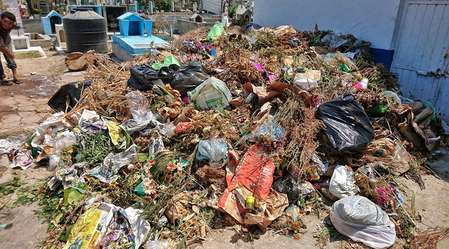 Retiran basura acumulada  en el panteón municipal de Salina Cruz