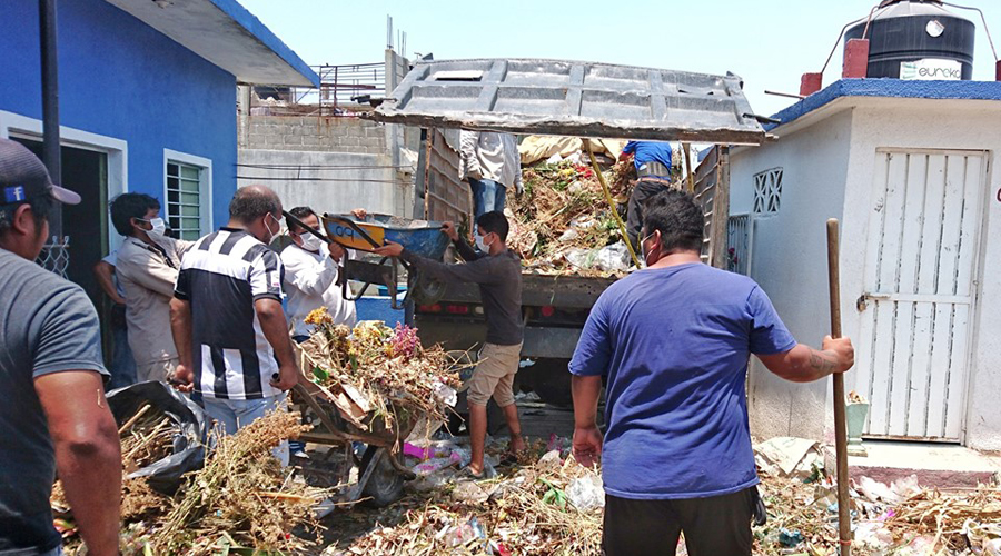 Retiran basura acumulada  en el panteón municipal de Salina Cruz