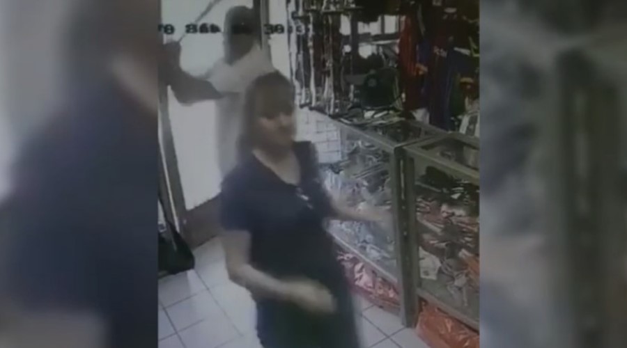VIDEO: Hombre da batazo a mujer durante asalto en Sonora | El Imparcial de Oaxaca