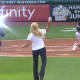 Video: sorprende lanzamiento de aficionada en partido de beisbol