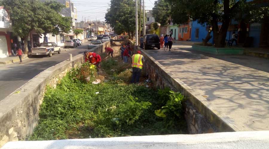 Implementan programa de desazolve en canales de Salina Cruz