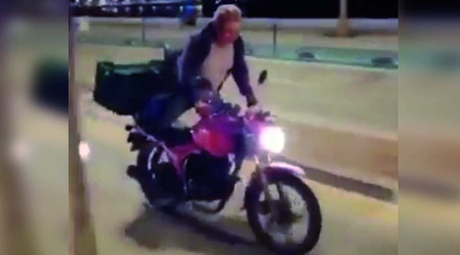 Video: Con final inesperado sorprende motociclista a jóvenes bailando “La Chona”