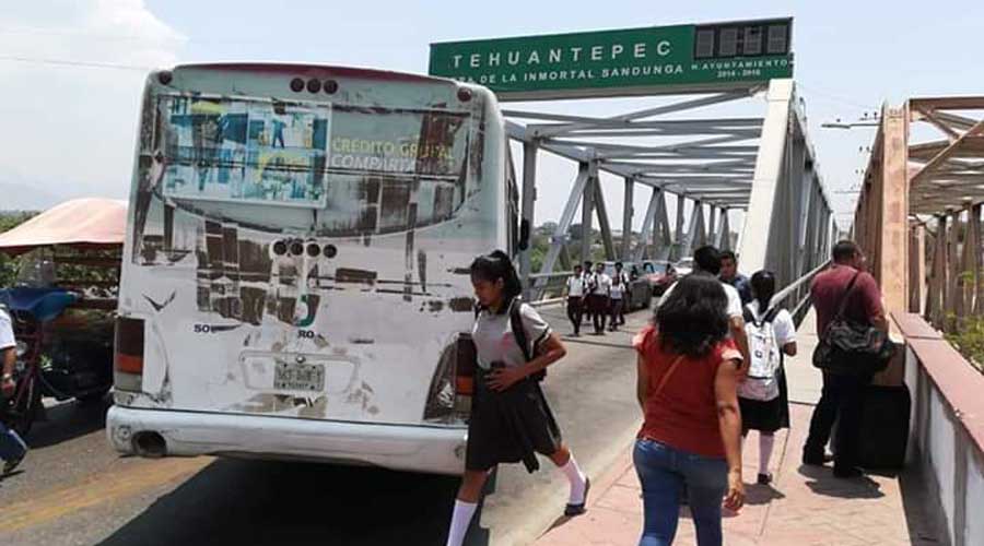 Transportistas bloquean el Puente de Fierro