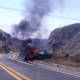 Camioneta arde en llamas tras percance en carretera a Huitzo