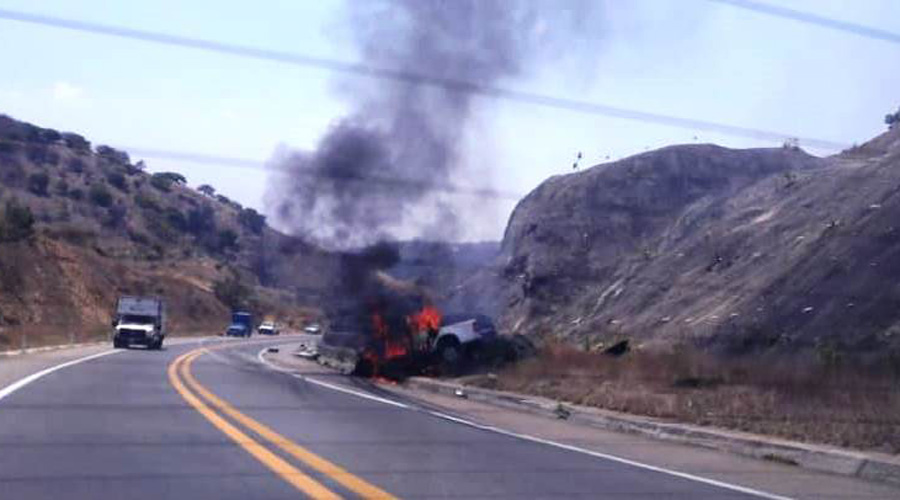Camioneta arde en llamas tras percance en carretera a Huitzo | El Imparcial de Oaxaca