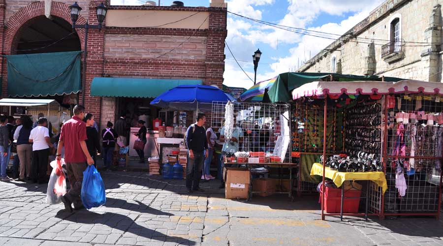 Urgen a las autoridades reordenar el comercio informal de Oaxaca