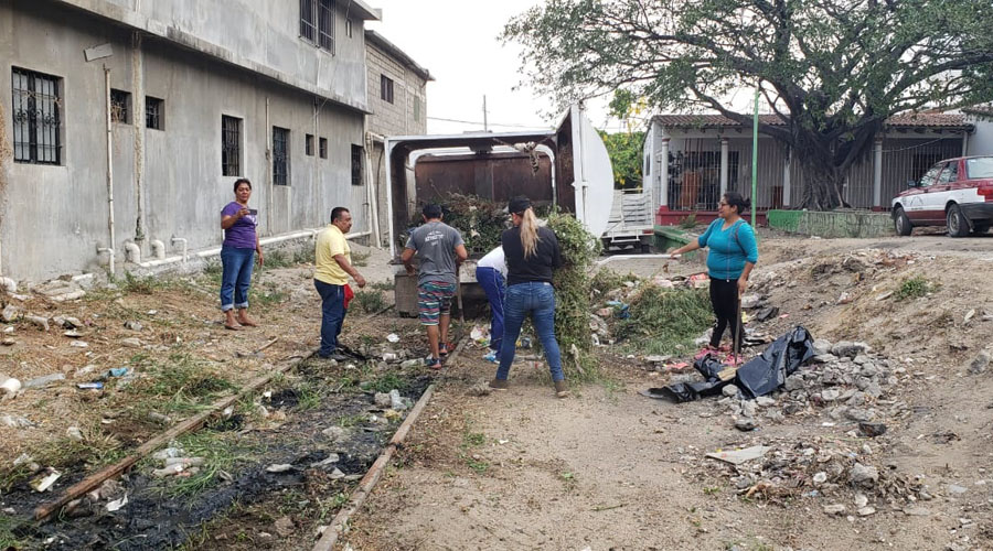 Vecinos de Salina Cruz limpian canales pluviales | El Imparcial de Oaxaca