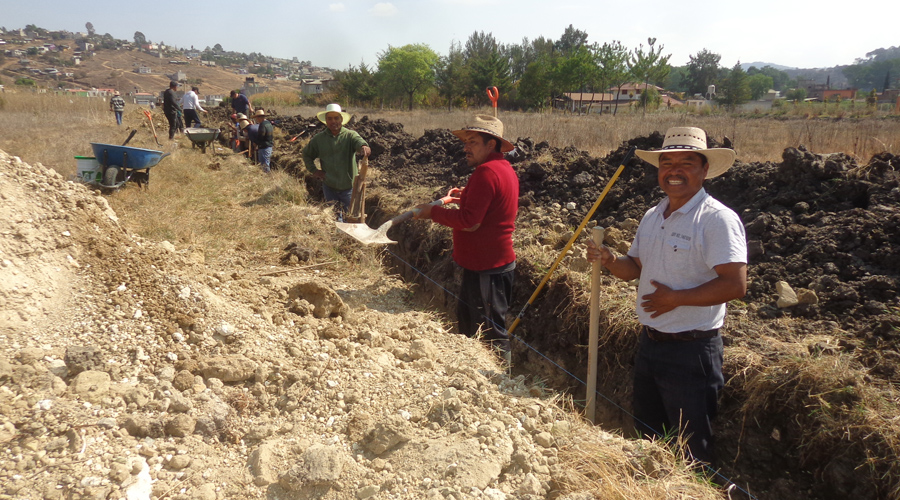 Vecinos del paraje Llano Yosovee se unen para  realizar obra de drenaje