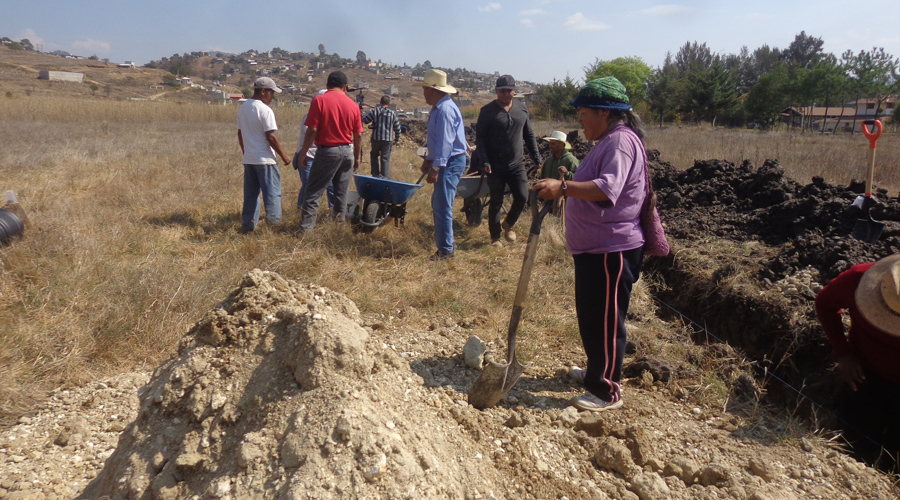 Vecinos del paraje Llano Yosovee se unen para  realizar obra de drenaje