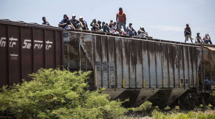 Video: migrante pierde pie mientras intenta subir a “La Bestia” | El Imparcial de Oaxaca