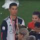 Video: Cristiano Ronaldo golpea por accidente a su hijo con la copa de campeón