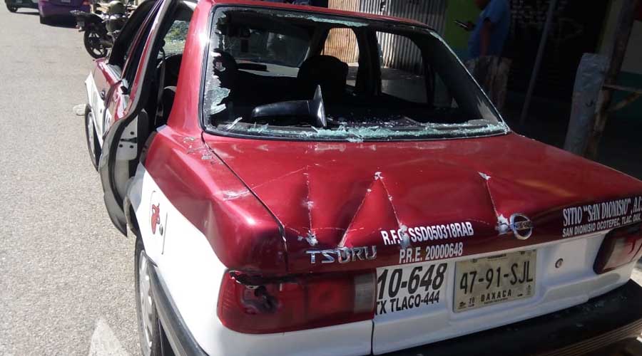 Sindicatos de taxistas destruyen taxi y golpean a chofer de la “competencia” | El Imparcial de Oaxaca