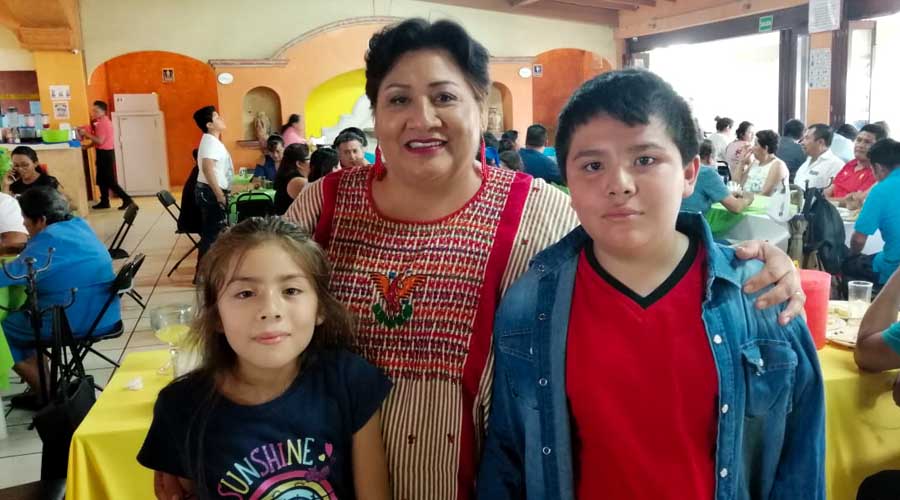 Felicitas recibió un reconocimiento por sus 30 años de servicio docente