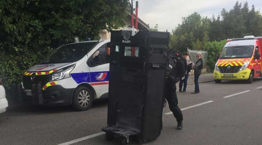 Hombre armado se atrinchera y toma rehenes en Francia