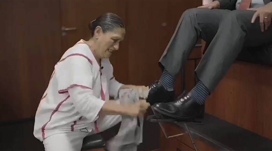 Video: Jesusa Rodríguez bolea zapatos a un hombre para celebrar paridad de género