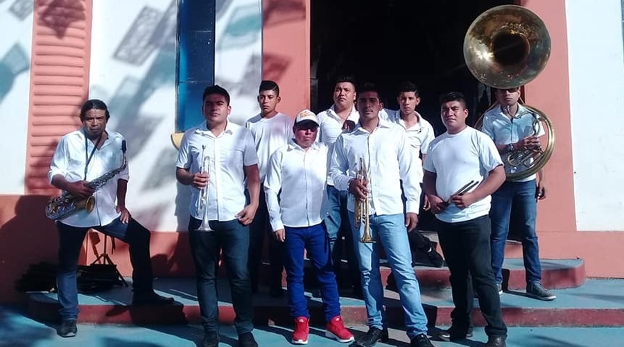 Balacean a director de música en festejo del 3 de Mayo en Pluma Hidalgo | El Imparcial de Oaxaca