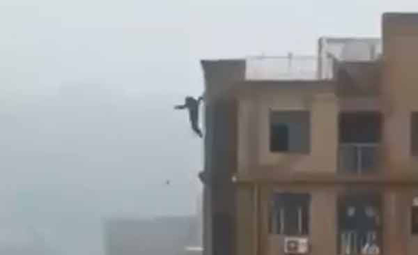 Video: Por tomarse selfi, se resbala y cae de edificio