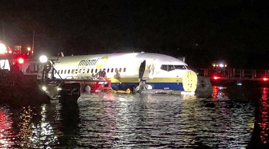 Cae a un río avión con 143 personas a bordo; no hay heridos ni fallecidos