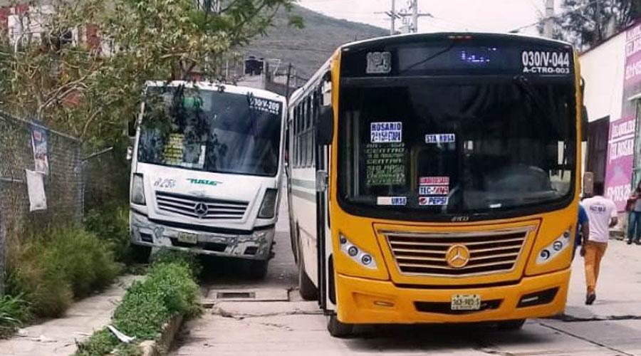 Se registra accidente entre dos urbanos en El Rosario