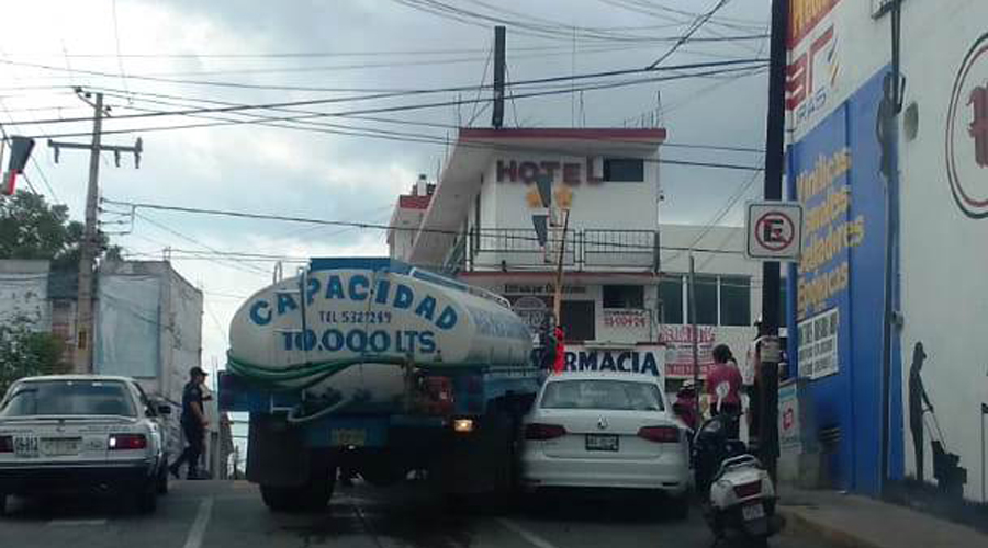 Pipa embiste automóvil en Huajuapan de León | El Imparcial de Oaxaca