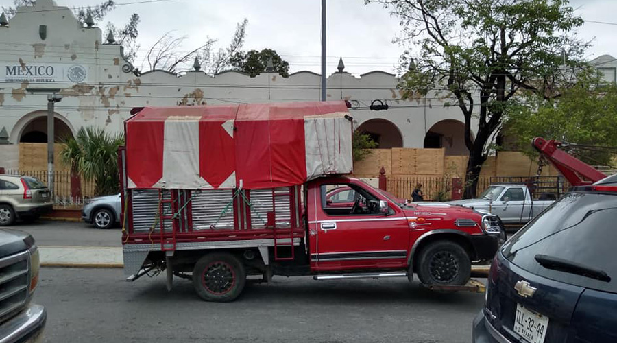 Realizan limpia de unidades que obstruyen la vía pública en Salina Cruz