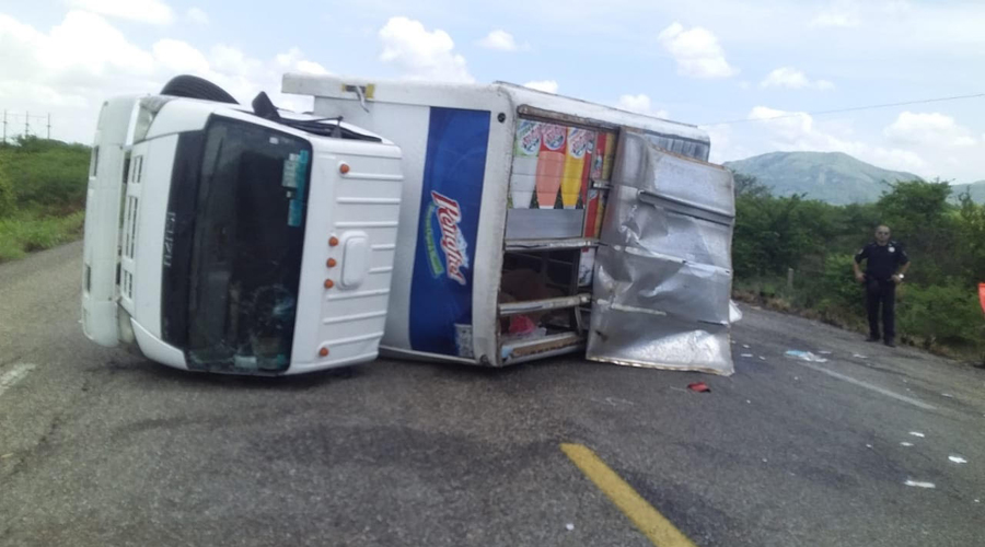 Rapiñan camioneta después de volcar en Niltepec | El Imparcial de Oaxaca