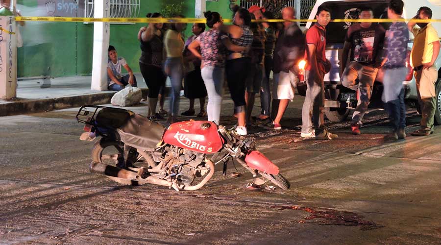 Muere motociclista  al caer de su unidad
