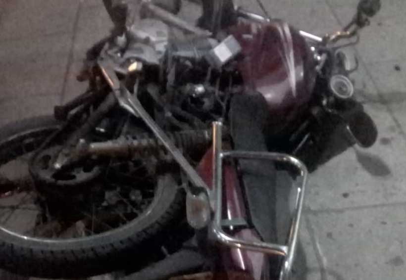 En Oaxaca derrapa motociclista en calle del Centro Histórico