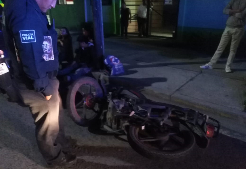 Taxi arrolla a motocicleta en la avenida Universidad | El Imparcial de Oaxaca