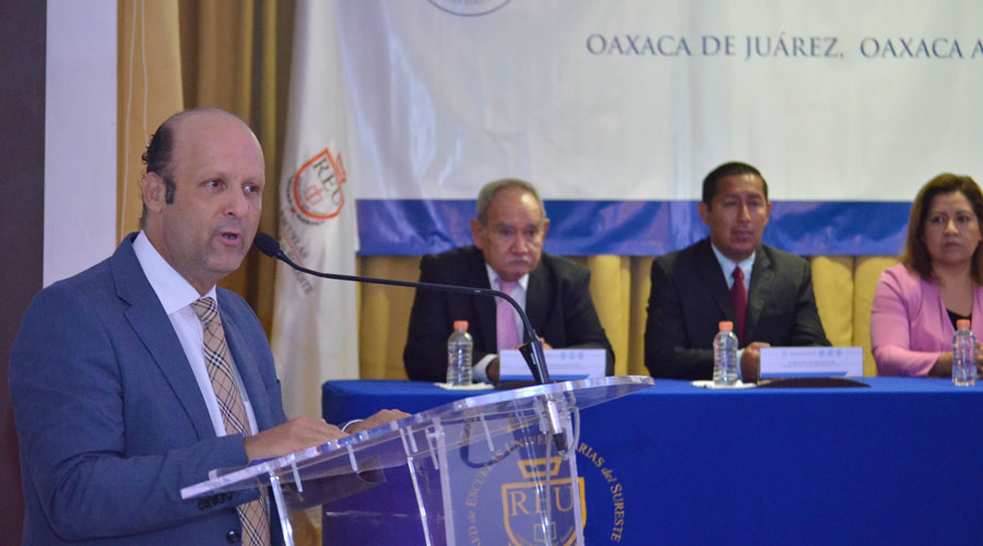 Entrega la REU títulos universitarios en Oaxaca