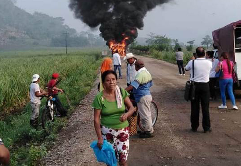 Se incendia autobús en San Lucas Ojitlán