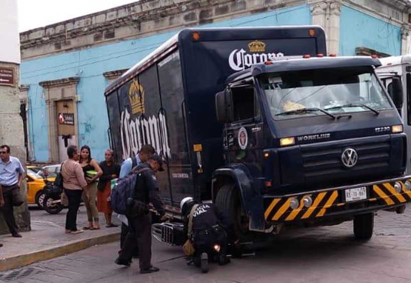 Camión de cervecera atropella a motociclista en Centro Histórico | El Imparcial de Oaxaca